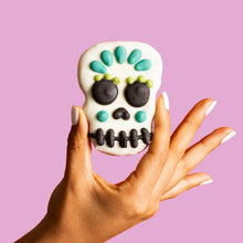 Load image into Gallery viewer, Crânes mignons et effrayants, biscuit de fantaisie pour chien | Halloween