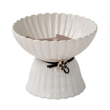 Load image into Gallery viewer, Dexypaws Bol surélevé en céramique pour chat 8.45 oz, Blanc dentelé avec fleur noire
