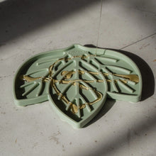 Load image into Gallery viewer, Dexypaws Tapis de léchage stimulant - Forme de feuille - Vert sauge