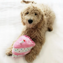 Load image into Gallery viewer, Jouet pour chien peluche Zippy Paws, Gâteau rose