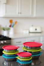 Load image into Gallery viewer, Messy Mutts Ensemble de 3 bols avec couvercles, Vert, Bleu et rouge