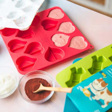 Load image into Gallery viewer, Messy Mutts Moules à biscuits pour cuire et congeler en forme de coeur, Bleu et rouge (Paquet de 2)