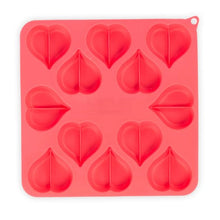 Load image into Gallery viewer, Messy Mutts Moules à biscuits pour cuire et congeler en forme de coeur, Bleu et rouge (Paquet de 2)