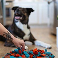 Load image into Gallery viewer, Messy Mutts Tapis de fouille à ventouses rond