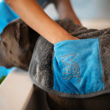 Load image into Gallery viewer, Messy Mutts Serviette en microfibre ultra douce, Grise