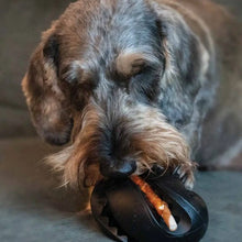 Load image into Gallery viewer, Zeus jouet Chewchasers en caoutchouc pour gâterie - Ballon de Rugby - Noir