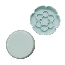 Load image into Gallery viewer, Dexypaws Bol surélevé en céramique pour chat 7.75 oz - Avec ralentisseur - Forme de fleur - Vert sauge
