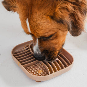 Dexypaws Tapis de léchage en silicone "Cache-cache" à alimentation lente - Carré - Affogato