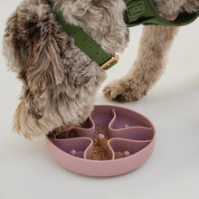 Load image into Gallery viewer, Dexypaws Tapis de léchage en silicone &quot;Cache-cache&quot; à alimentation lente - Cercle - Rose poudré
