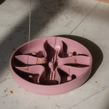 Load image into Gallery viewer, Dexypaws Tapis de léchage en silicone &quot;Cache-cache&quot; à alimentation lente - Cercle - Rose poudré

