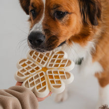 Load image into Gallery viewer, Dexypaws Tapis de léchage en silicone &quot;Cache-cache&quot; à alimentation lente - Coeurs - Crème au beurre
