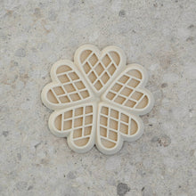 Load image into Gallery viewer, Dexypaws Tapis de léchage en silicone &quot;Cache-cache&quot; à alimentation lente - Coeurs - Crème au beurre
