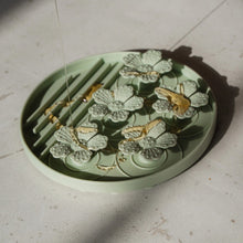 Load image into Gallery viewer, Dexypaws Tapis de léchage en silicone &quot;Cache-cache&quot; à alimentation lente - Fleurs - Vert sauge
