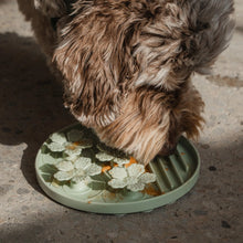 Load image into Gallery viewer, Dexypaws Tapis de léchage en silicone &quot;Cache-cache&quot; à alimentation lente - Fleurs - Vert sauge
