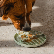 Load image into Gallery viewer, Dexypaws Tapis de léchage en silicone &quot;Cache-cache&quot; à alimentation lente - Fleurs - Vert sauge
