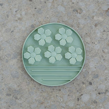 Load image into Gallery viewer, Dexypaws Tapis de léchage en silicone &quot;Cache-cache&quot; à alimentation lente - Fleurs - Vert sauge
