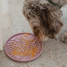 Load image into Gallery viewer, Dexypaws Tapis de léchage stimulant - Forme de cercle et motifs de feuillage - Rose poudré
