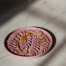 Load image into Gallery viewer, Dexypaws Tapis de léchage stimulant - Forme de cercle et motifs de feuillage - Rose poudré
