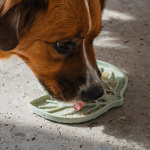 Load image into Gallery viewer, Dexypaws Tapis de léchage stimulant - Forme de feuille - Vert sauge
