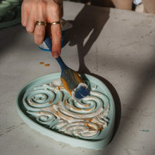 Load image into Gallery viewer, Dexypaws Tapis de léchage stimulant - Forme de goûte de rosée - Bleu ciel
