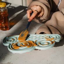 Load image into Gallery viewer, Dexypaws Tapis de léchage stimulant - Forme de nuage - Bleu ciel
