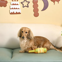 Load image into Gallery viewer, Hugsmart "Yappy Birthday" Jouet en caoutchouc &amp; tissu craquant pour chien - Chapeau - Vin

