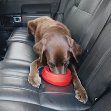 Load image into Gallery viewer, Kurgo Bol à eau en silicone pour voiture anti éclaboussures Wander, Rouge
