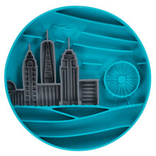 Load image into Gallery viewer, Messy Mutts Bol d&#39;alimentation en silicone - Bleu à motif de ville
