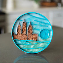 Load image into Gallery viewer, Messy Mutts Bol d&#39;alimentation en silicone - Bleu à motif de ville
