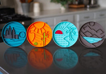 Load image into Gallery viewer, Messy Mutts Bol d&#39;alimentation en silicone - Gris à motif de montagnes
