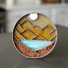 Load image into Gallery viewer, Messy Mutts Bol d&#39;alimentation en silicone - Gris à motif de montagnes
