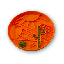Load image into Gallery viewer, Messy Mutts Bol d&#39;alimentation en silicone - Orange à motif de désert
