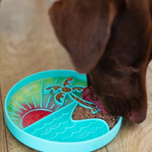 Load image into Gallery viewer, Messy Mutts Bol d&#39;alimentation en silicone - Turquoise à motif de plage
