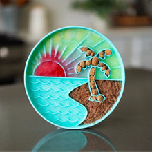 Load image into Gallery viewer, Messy Mutts Bol d&#39;alimentation en silicone - Turquoise à motif de plage
