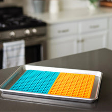 Load image into Gallery viewer, Messy Mutts Moule à mini friandises en silicone - Pqt de 2 - Orange et bleu
