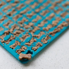 Load image into Gallery viewer, Messy Mutts Moule à mini friandises en silicone - Pqt de 2 - Orange et bleu

