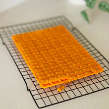 Load image into Gallery viewer, Messy Mutts Moule à mini friandises en silicone - Pqt de 2 - Orange et bleu
