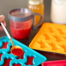 Load image into Gallery viewer, Messy Mutts Moule à sucettes glacées en silicone avec cadre (12 friandises), Bleu
